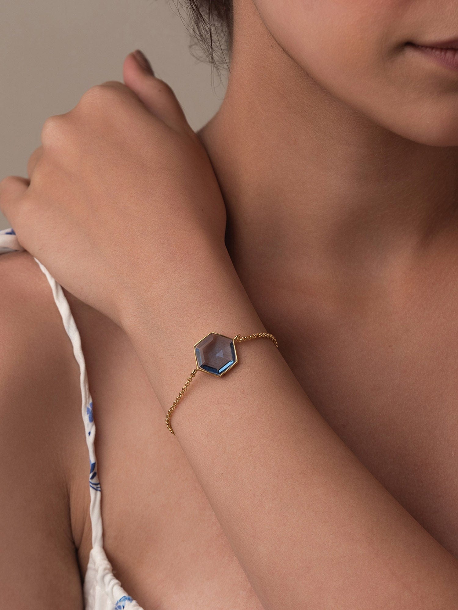 Rena hexagon bracelet (Blue)