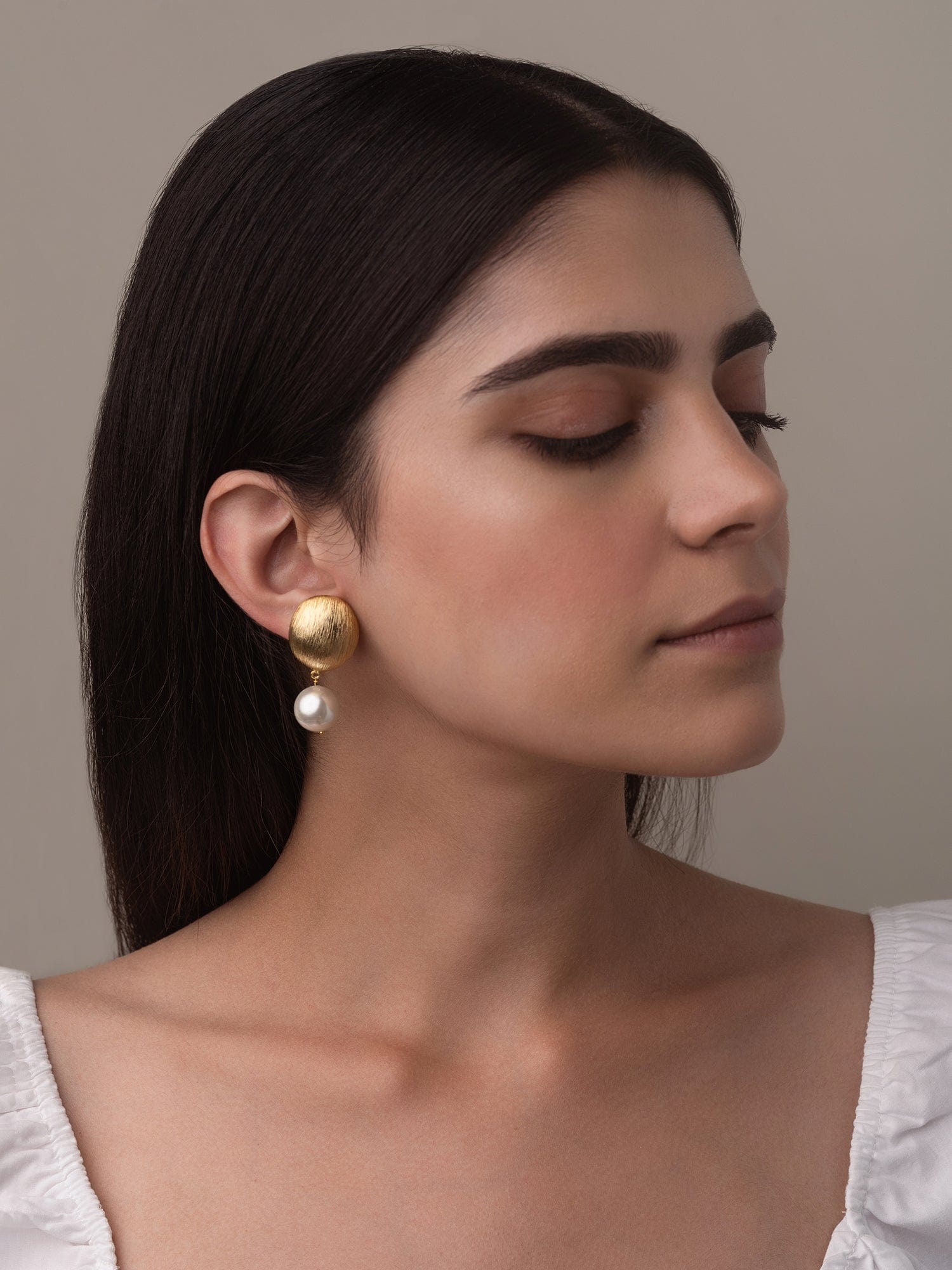 Round pearl earrings