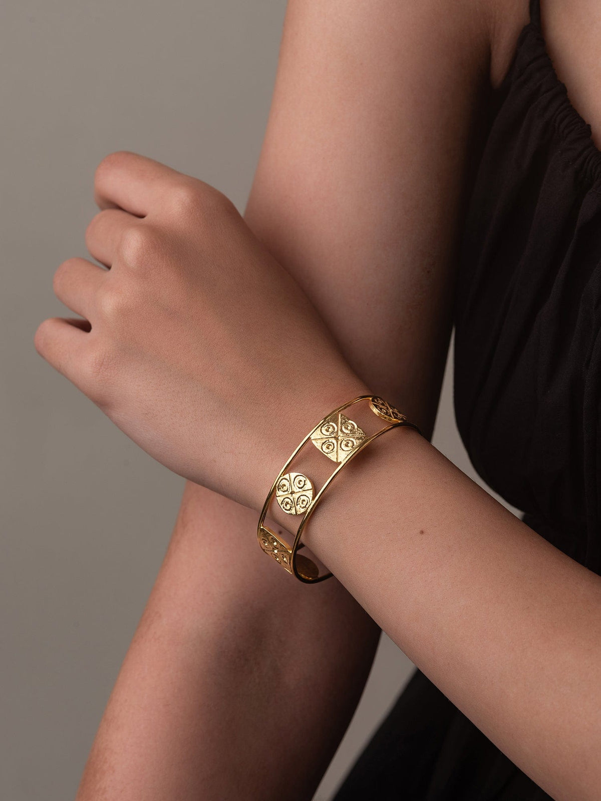 Cirquare seal bracelet